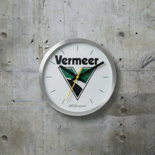 Von Shirts & Prints produzierte Wanduhr als Merchandising.